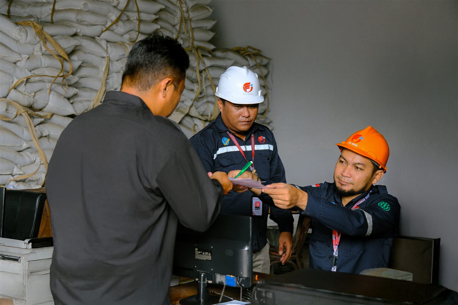 Penanganan barang di area pergudangan
