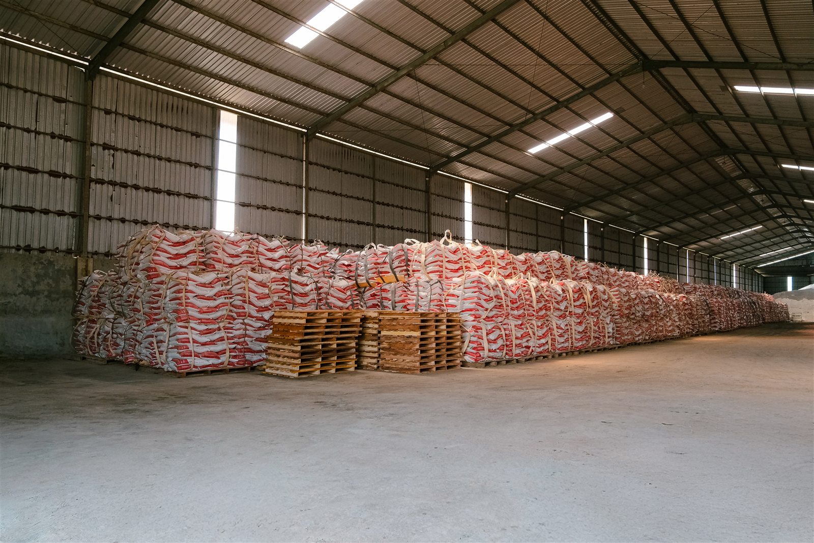 Tim operasional pergudangan Continental Group